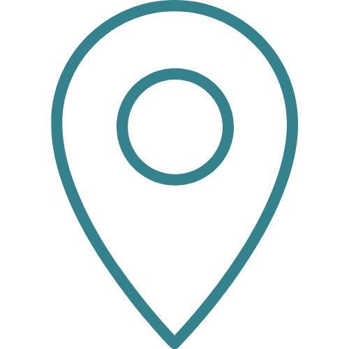 kobieta przeglądająca dokumenty do tłumaczenia